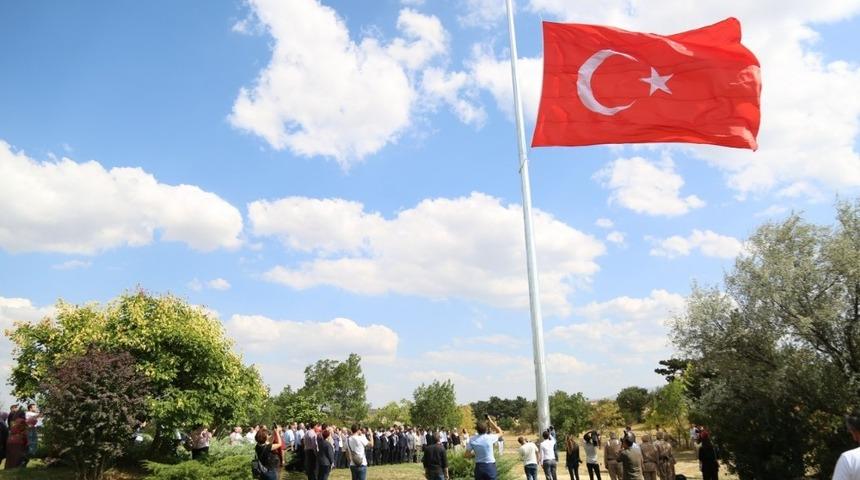 Dumlupınar&rsquo;da dev T&uuml;rk bayrağı g&ouml;ndere &ccedil;ekildi