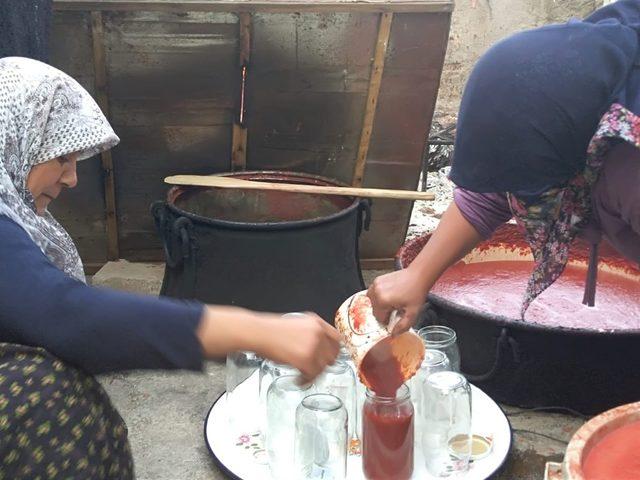 Bütün köy toplanıp imece usülü salça yapıyor