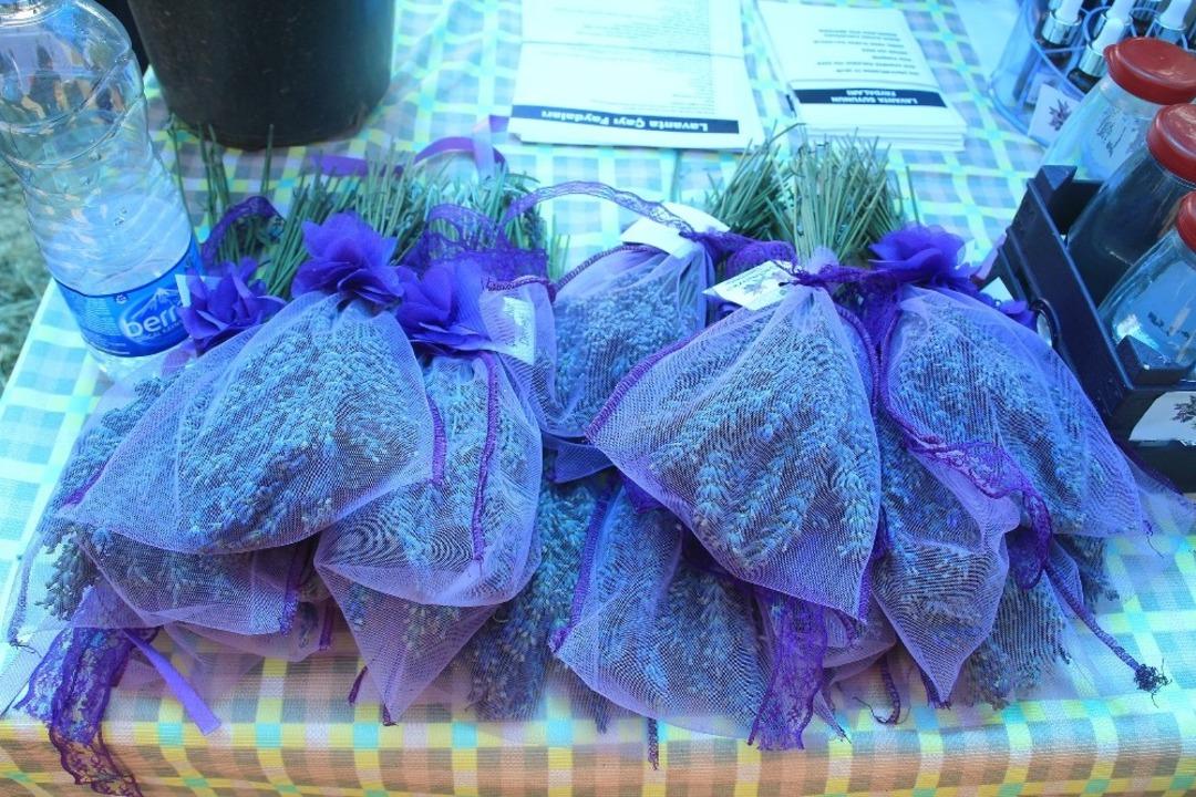 &Ccedil;atlıbozkırlı kadınlar, lavanta &ccedil;i&ccedil;eğinden &uuml;retilen &uuml;r&uuml;nleri sergiledi