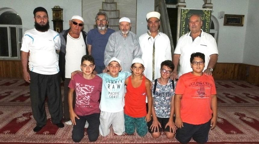 Camide sırayla müezzinlik yapıyorlar