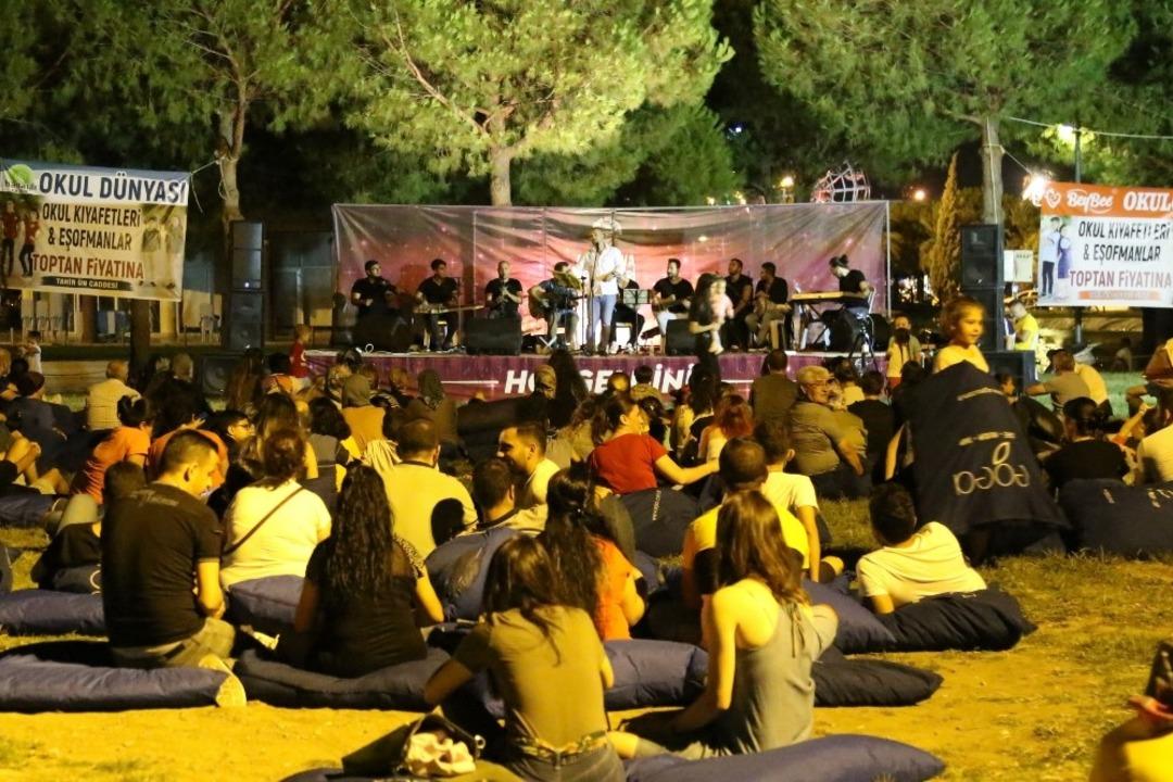 Akhisarlılardan a&ccedil;ık havadaki konserlerine b&uuml;y&uuml;k ilgi