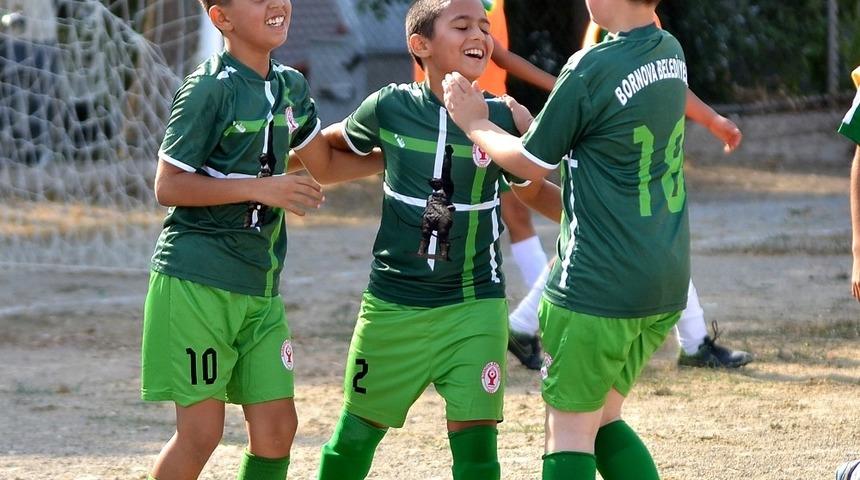 İzmir&rsquo;de &ccedil;ocuklar sahaya indi