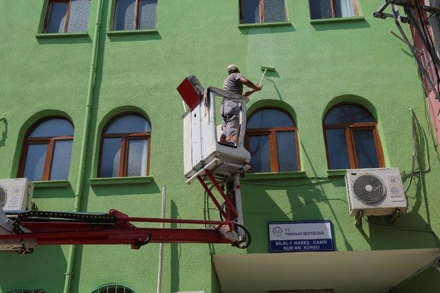 Toroslar’da cami ve sosyal tesislere bakım yapılıyor