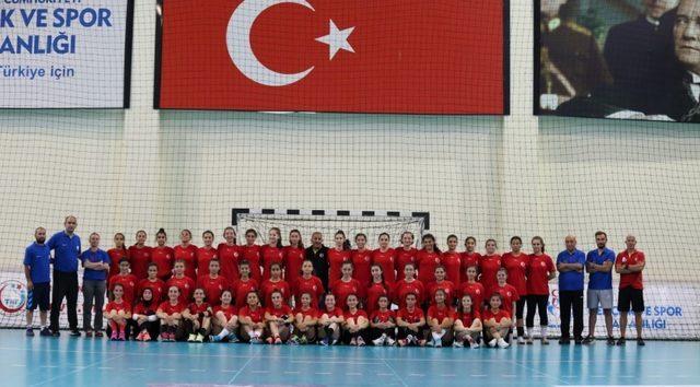 Anadolu Üniversitesi hentbol takımı antrenörü ve sporcuları milli takım kampında