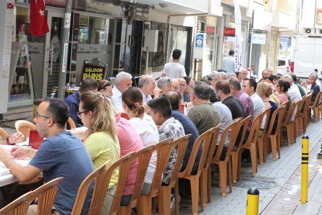 Başkan Atay, Güzelhisar esnafıyla kahvaltıda buluştu