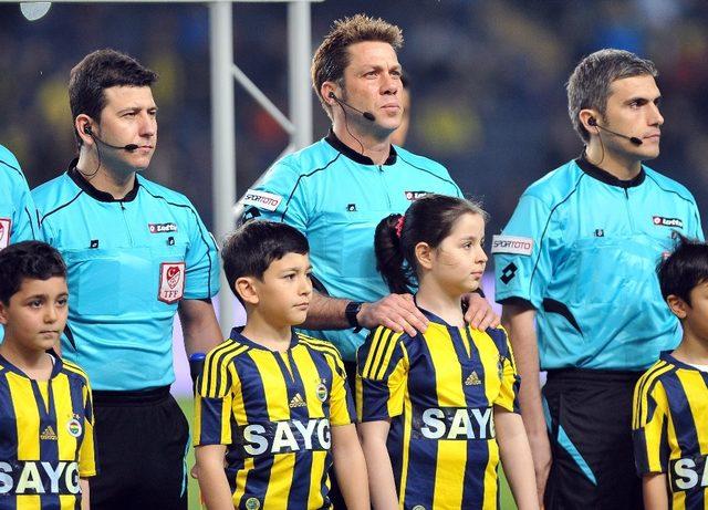 Süper Lig’in 3. haftasında oynanacak Fenerbahçe - Trabzonspor maçını hakem Fırat Aydınus yönetecek.
