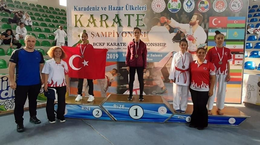 Kayserili Karateci Zişan G&uuml;rsoy, g&uuml;m&uuml;ş madalya ile d&ouml;nd&uuml;