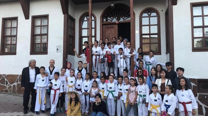 G&uuml;ney Kore&rsquo;den gelen turizm el&ccedil;ileri Osmaneli&rsquo;nde