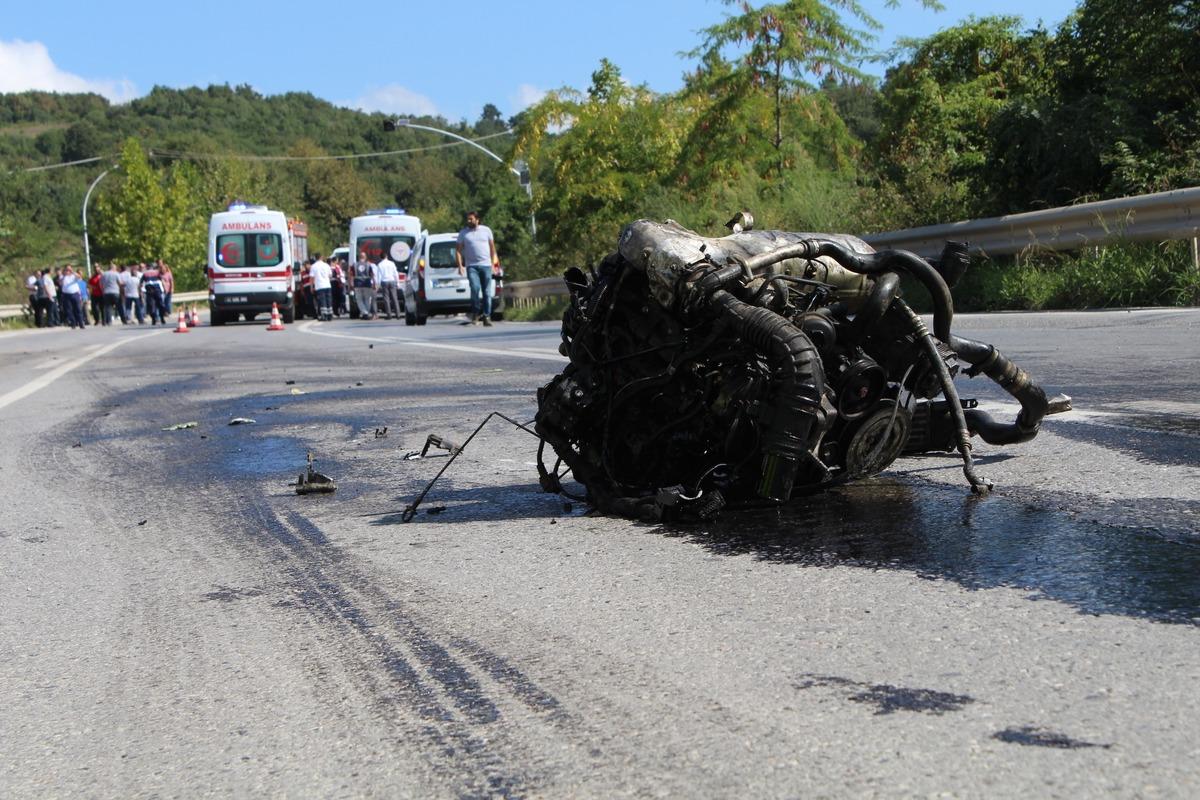 Kocaeli'de akılalmaz kaza! Otomobilin motoru 50 metre s&uuml;r&uuml;klendi