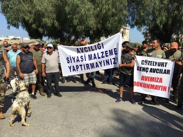 KKTC’de devletin resmi aracı ile hükumeti protesto ettiler