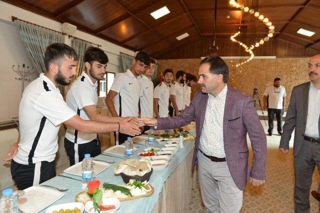 Başkan Mahmut Uçar Yakutiye Belediyesporlu futbolcularla bir araya geldi.