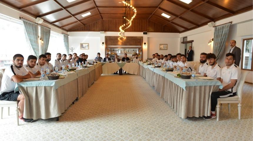 Başkan Mahmut U&ccedil;ar Yakutiye Belediyesporlu futbolcularla bir araya geldi.