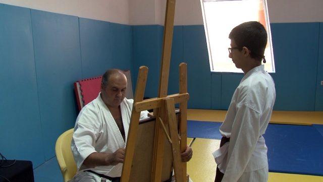 Hem ressam hem karate hocası