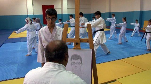 Hem ressam hem karate hocası