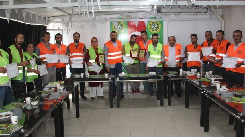 &Ccedil;obanlara fosforlu yelek dağıtıldı