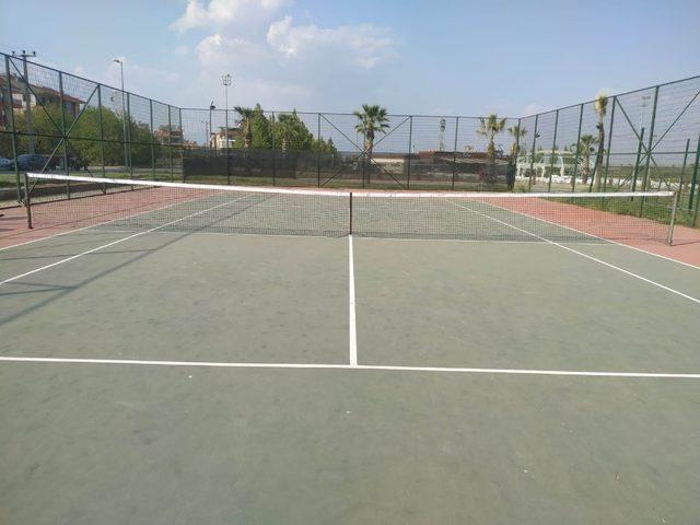 Salihli’de tenis kortları yenileniyor