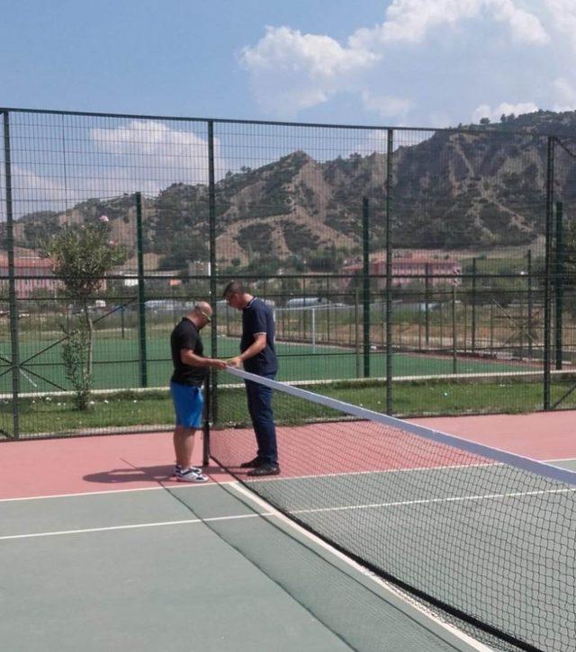 Salihli’de tenis kortları yenileniyor