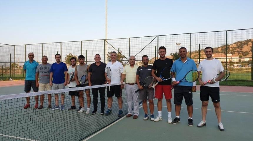 Salihli’de tenis kortları yenileniyor