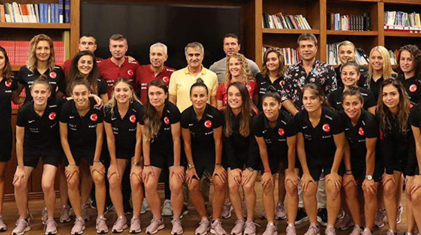Şenol Güneş, Kadın A Milli Takımı'nı ziyaret etti