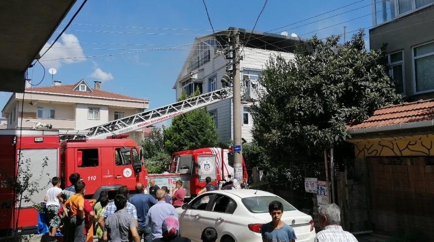 Darıca&rsquo;daki &ccedil;atı yangını korkuttu
