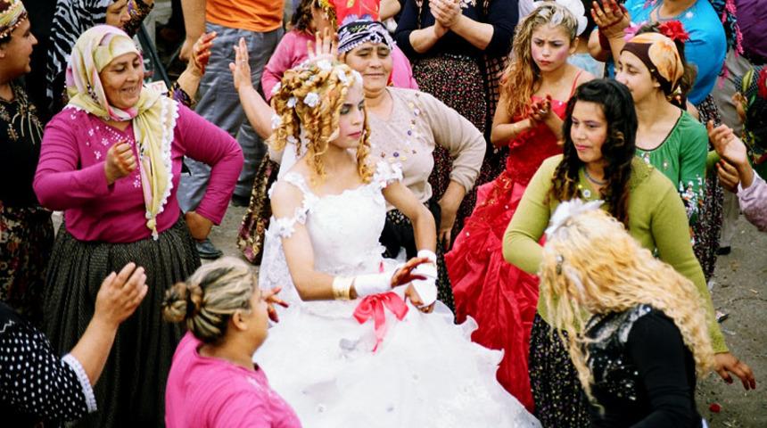 &Ccedil;algısız yaşayamayanlar buraya! Roman d&uuml;ğ&uuml;nleri hakkında bilmeniz gereken 10 ilgin&ccedil; şey