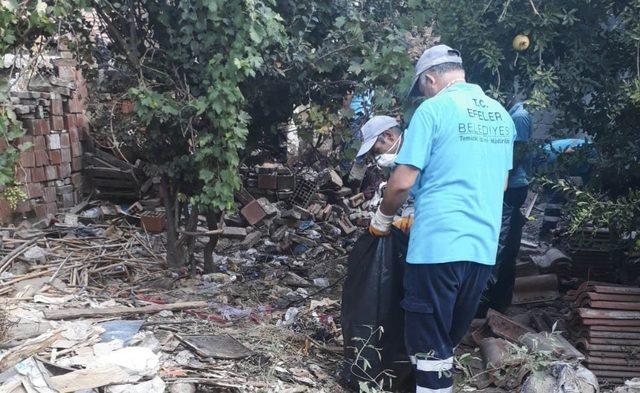 Efeler Belediyesi yanan evi temizledi