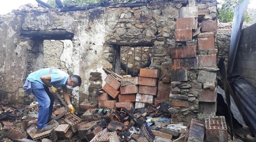 Efeler Belediyesi yanan evi temizledi