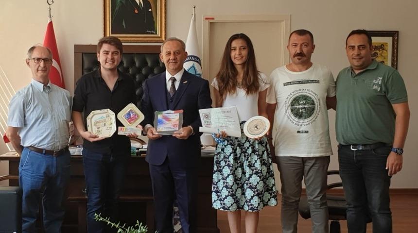 &Ouml;d&uuml;lleri Rekt&ouml;r Yardımcısı Prof. Dr. Ali Arslantaş&rsquo;a takdim ettiler