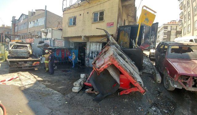 Sultangazi’de oto tamircisinde yangın çıktı, 2 araç kül oldu