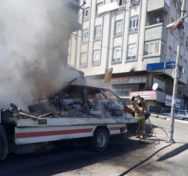 Sultangazi’de oto tamircisinde yangın çıktı, 2 araç kül oldu