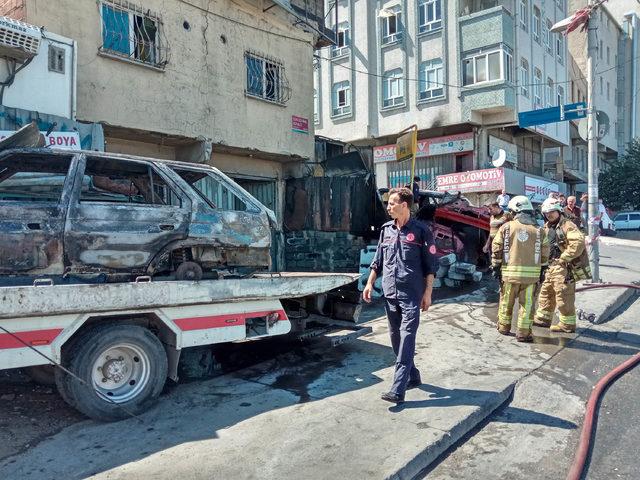 Sultangazi'de oto tamircisinde çıkan yangında 2 otomobil kül oldu
