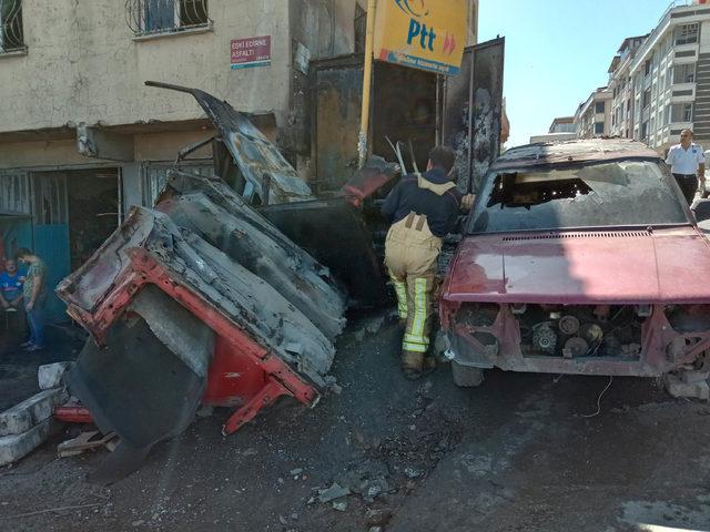 Sultangazi'de oto tamircisinde çıkan yangında 2 otomobil kül oldu
