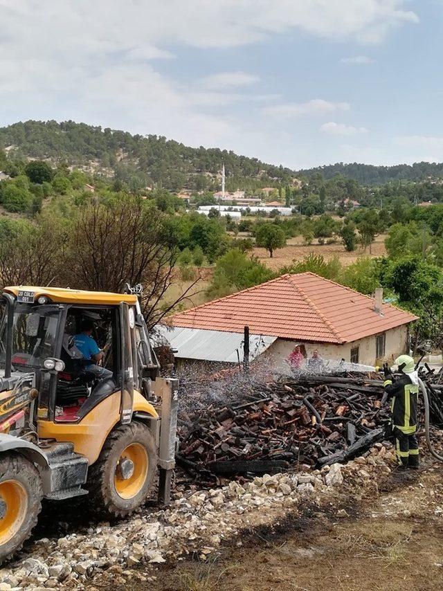 Denizli’de çıkan yangında odunluk kullanılamaz hale geldi