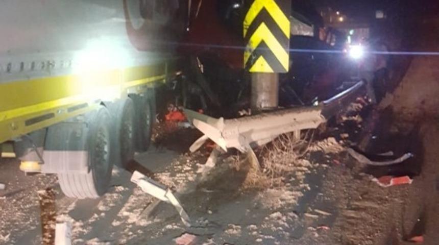 Tır kaza yaptı, sürücüsü yara almadan kurtuldu