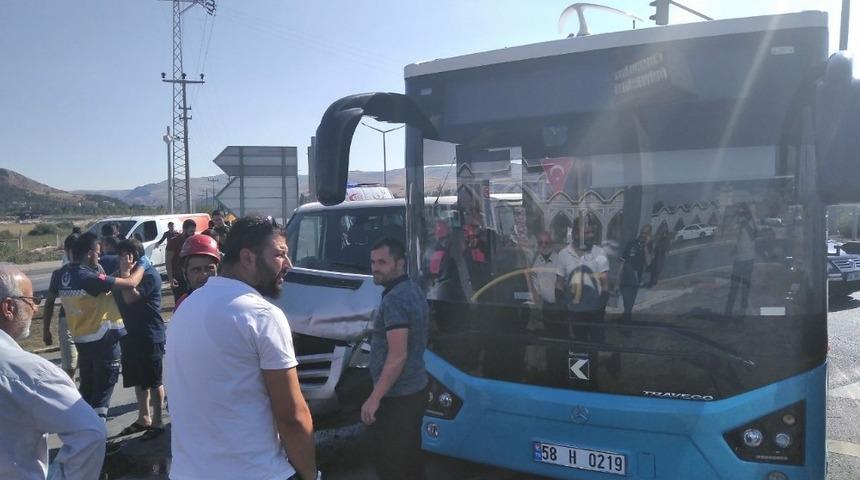 &Uuml;niversite girişinde kaza 2 yaralı