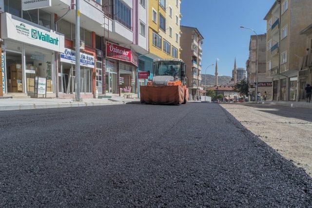 Mustafa Parmaksız caddesinde sıcak asfalt serimine başlandı