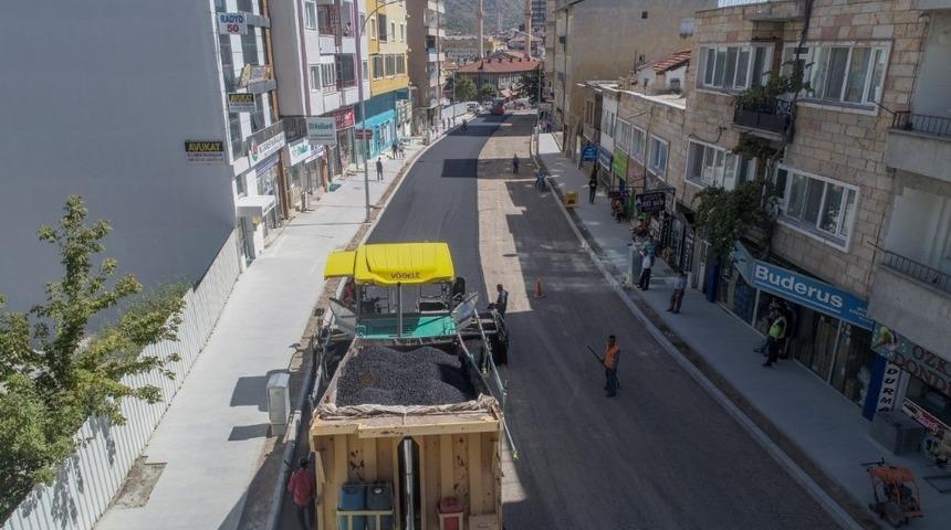 Mustafa Parmaksız caddesinde sıcak asfalt serimine başlandı