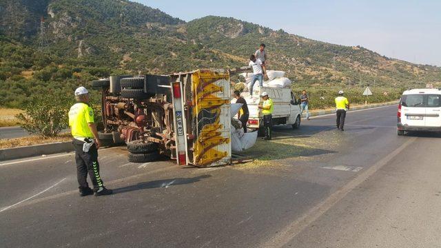 Söke’de baharat yüklü kamyon devrildi