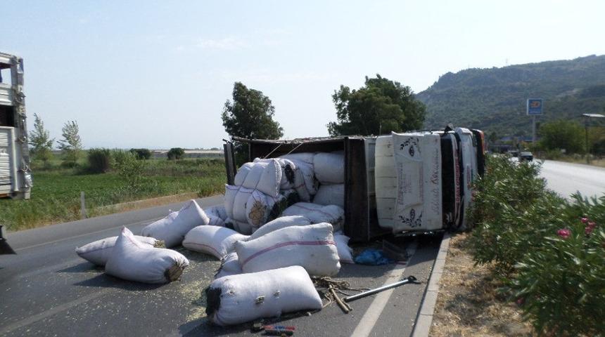 S&ouml;ke&rsquo;de baharat y&uuml;kl&uuml; kamyon devrildi