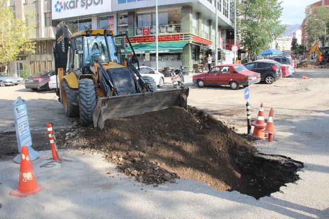 Emniyet Müdürlüğü önünde lastiği patlayan kamyon paniğe neden oldu