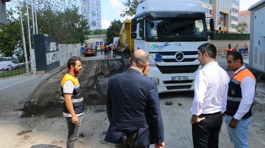 Kartal Belediye Başkanı Y&uuml;ksel asfalt &ccedil;alışmalarını inceledi