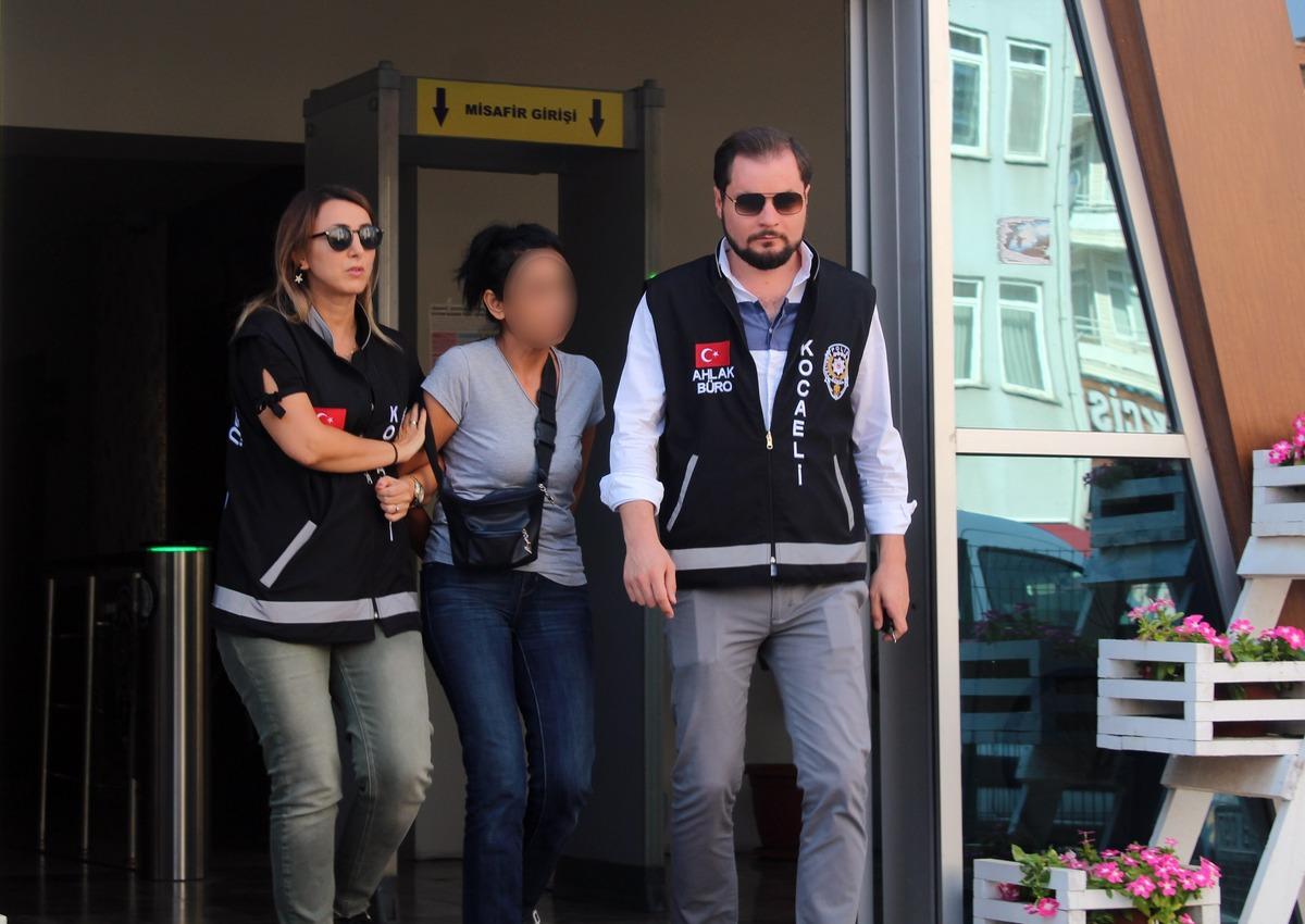 Kadınlara silah zoru ile fuhuş yaptıran sevgililer yakalandı