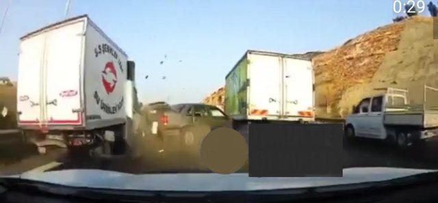 Otomobilin iki kamyonet arasında sıkıştığı kaza kamerada