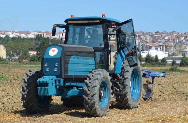 Türkiye’nin ilk yerli ve milli elektrikli traktörü tarlada