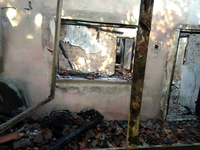 Salihli'de tek katlı ev yandı