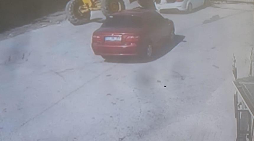 Freni boşalan greyderin park halindeki otomobili ezme anı kamerada