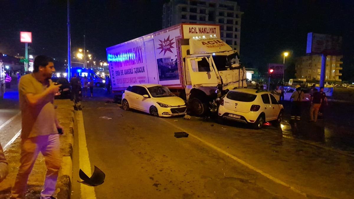 Hatay'da freni patlayan kamyon, ışıkta bekleyen 11 aracı bi&ccedil;ti: &Ccedil;ok sayıda yaralı var!