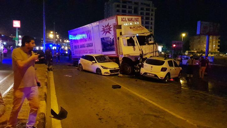 Hatay'da freni patlayan kamyon, ışıkta bekleyen 11 aracı biçti: Çok sayıda yaralı var! G5