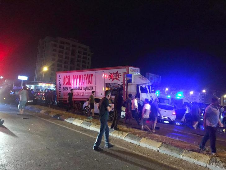 Hatay'da freni patlayan kamyon, ışıkta bekleyen 11 aracı biçti: Çok sayıda yaralı var! G1