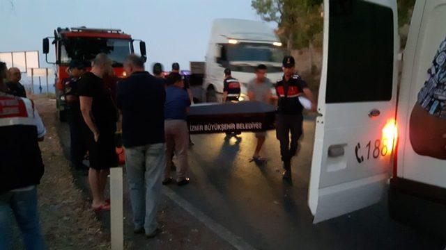 İzmir’de Otomobil ağaca çarptı: 3 ölü, 1 yaralı